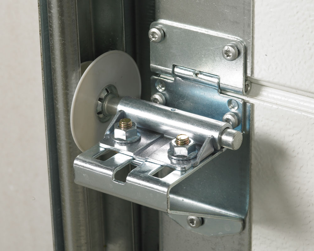 Finger protection disks on door rollers image
